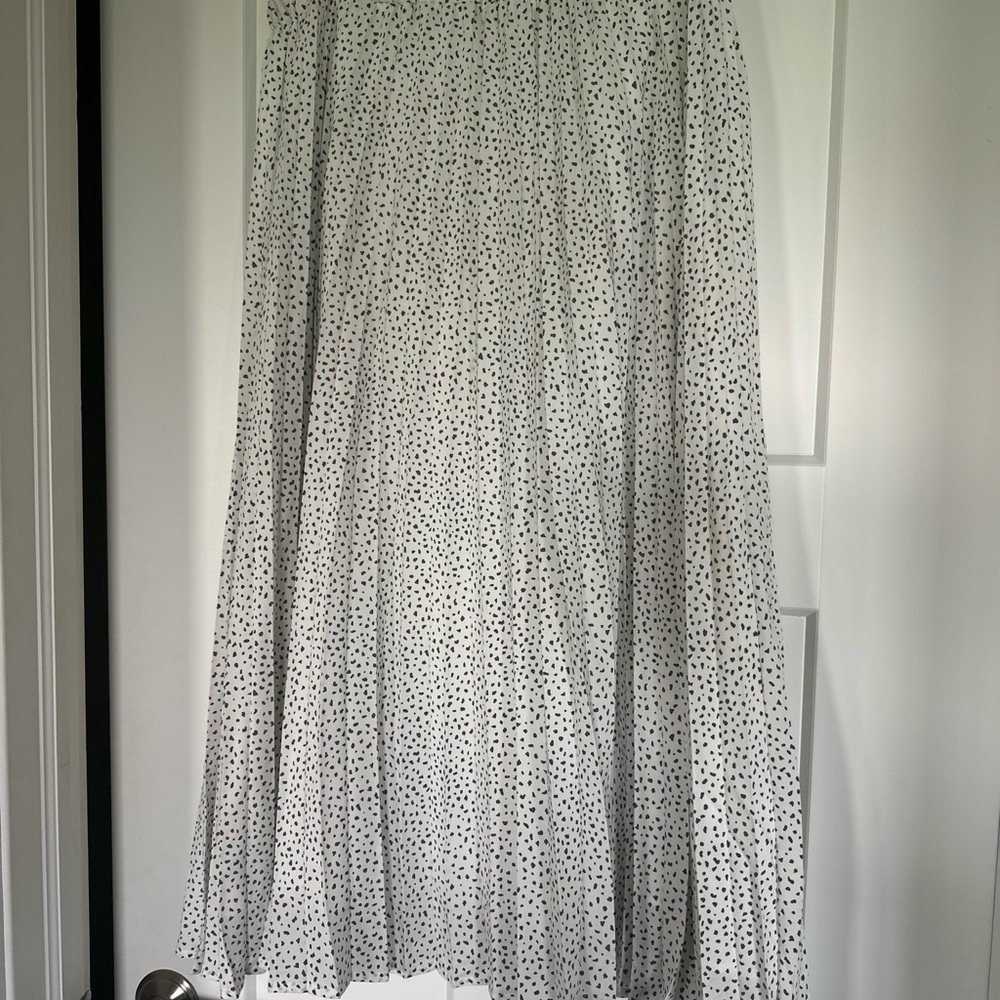 Elegant pleated White and Gray Polka Dot Skirt